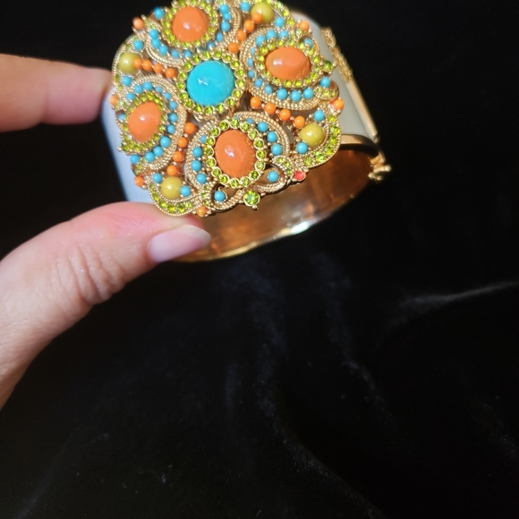 Large medallion on Gray enamel hinged cuff bracelet - Picture 3 of 5